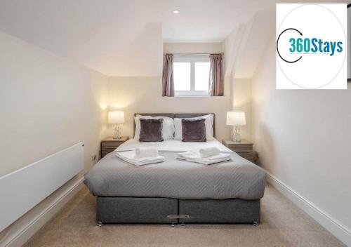 a bedroom with a bed with two towels on it at Luxury 1 Bedroom Apartment 06 with Parking in Maidenhead by 360stays in Maidenhead