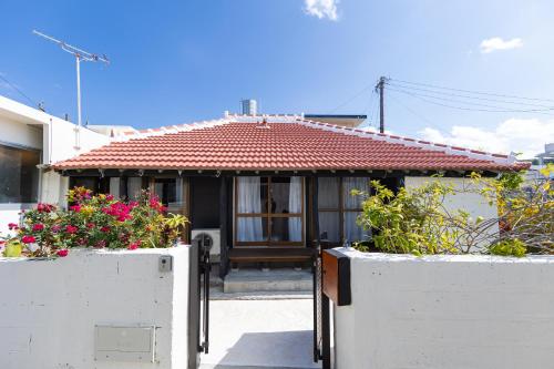 a small house with a red tile roof at Guest House Henza in Henza
