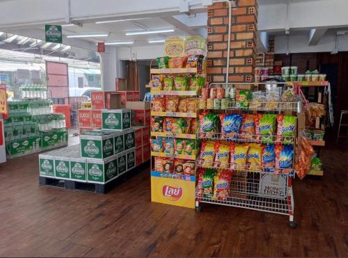 un pasillo de una tienda de comestibles con una muestra de comida en Lamoon 90s, en Hat Yai