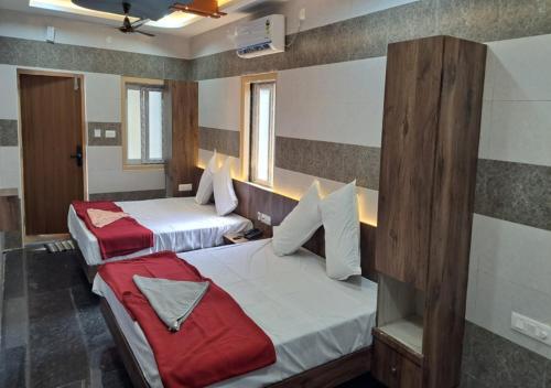 2 camas en una habitación de hotel con 2 camas sidx sidx sidx en BK Stays, en Chīrāla