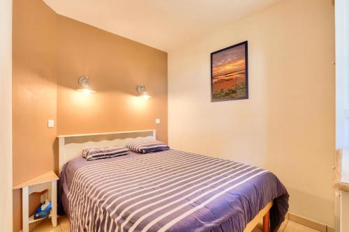 une chambre avec un lit avec deux serviettes dessus dans l'établissement Résidence Port Bourgenay - maeva Home - Appartement 2 pièces 4 personnes - Sélection MAE-6424, à Talmont-Saint-Hilaire