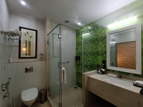 Koupelna v ubytování Kyriad Prestige Calangute Goa by OTHPL