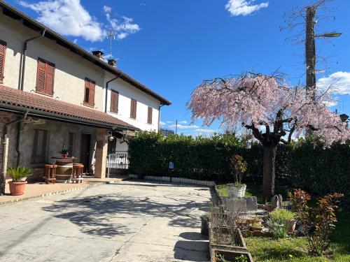 un árbol florido delante de una casa en Fabianna suite, en Agliano Terme