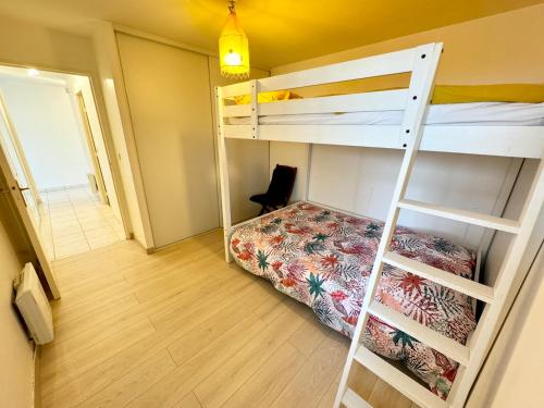 Habitación pequeña con 2 literas y escalera en Bel appartement face à la mer - Terrasse et jardin, en Larmor-Plage