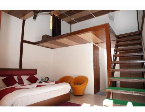 1 dormitorio con 1 cama y escalera de caracol en Rishi Dhara Resort and Cottages, Barkot, en Barkot
