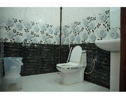 łazienka z toaletą i umywalką w obiekcie Rishi Dhara Resort and Cottages, Barkot w mieście Barkot