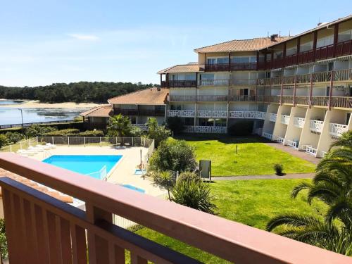 - une vue depuis le balcon d'un complexe dans l'établissement Résidence Le Boucanier - Studio pour 4 Personnes 144, à Vieux-Boucau-les-Bains