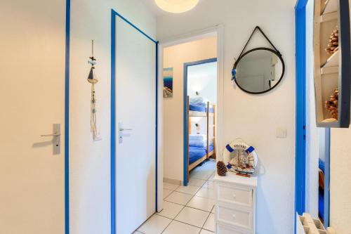 - un couloir avec un miroir et une porte menant à une chambre dans l'établissement Résidence Port Bourgenay - maeva Home - Appartement 3 pièces 5 personnes - Sélection MAE-9191, à Talmont-Saint-Hilaire