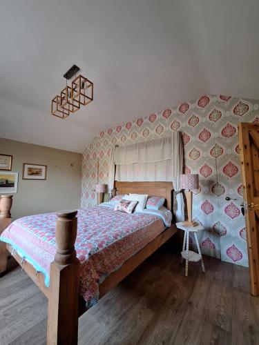 Ένα ή περισσότερα κρεβάτια σε δωμάτιο στο Private Suite at Llanddinog House near Solva