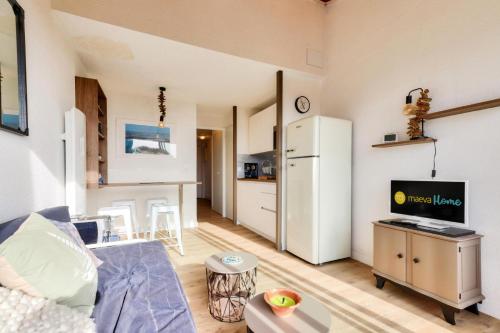 un salon avec un canapé et une cuisine dans l'établissement Résidence Port Bourgenay - maeva Home - Appartement 2 pièces 4 personnes - Prestige - super Home MAE-2231, à Talmont-Saint-Hilaire