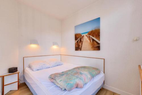 une chambre avec un lit avec un tableau sur le mur dans l'établissement Résidence Port Bourgenay - maeva Home - Appartement 2 pièces 4 personnes - Prestige - super Home MAE-2231, à Talmont-Saint-Hilaire