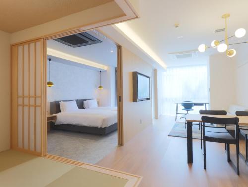 sypialnia z łóżkiem i jadalnią w obiekcie HOTEL Tomiya with M's w mieście Kioto