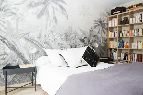 - une chambre avec un lit et une étagère dans l'établissement EXIGEHOME - Villa de 220 m2 entre Paris et Versailles, à Louveciennes