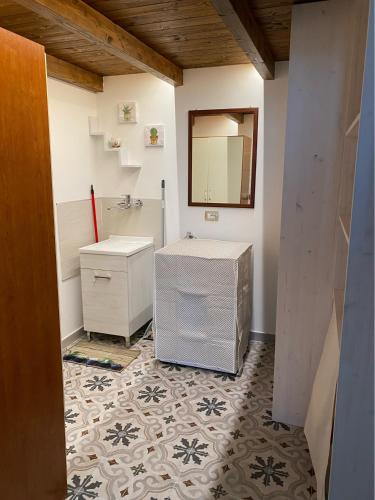 y baño con lavabo y espejo. en THE OLD HOUSE 1926, en Uggiano la Chiesa