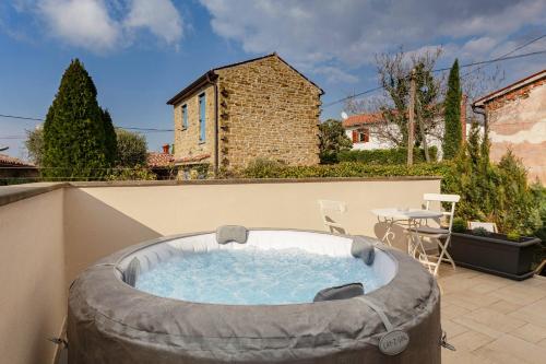 uma grande banheira ao lado de um pátio em Istrian House La Bora em Koper