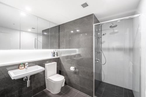 a bathroom with a shower and a toilet and a sink at CBD Riverview 2B1B Apt w Shared Pool, Gym in Brisbane
