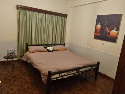1 dormitorio con 1 cama y una ventana con velas en Shared Apartment with the best entertainment spots, en Nairobi