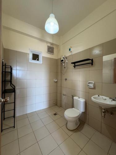 uma casa de banho com um WC e um lavatório em Mountain view baguio-itogon em Itogon