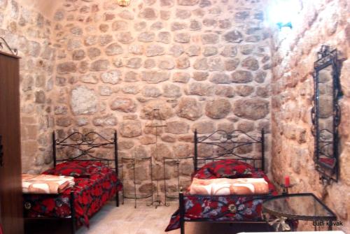 Postel nebo postele na pokoji v ubytování Kasr-i Abbas Hotel