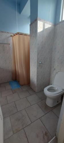 een badkamer met een toilet en een douche bij Grand Bay Beach Tourist Residence Mauritius in Grand Baie