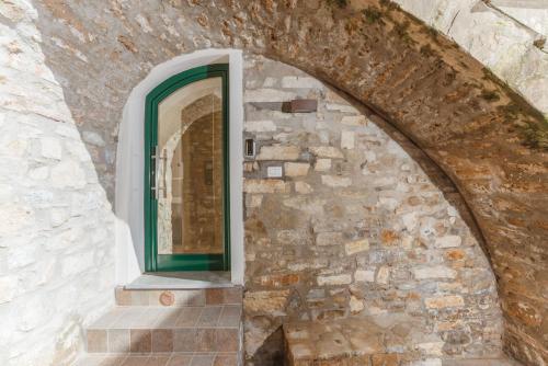 um arco com uma janela numa parede de pedra em Sunseverino Rooms em Montecorice