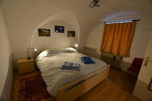 ein Schlafzimmer mit einem Bett mit zwei Handtüchern darauf in der Unterkunft App. Valentina in Segunzan
