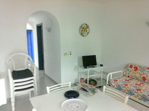 un soggiorno con divano e tavolo di Residenza Santa Maria a Capri