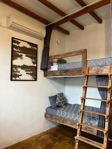 a room with two bunk beds and a ladder at Vin vin in Ubud