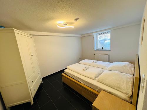 una piccola camera da letto con un letto e una finestra di Souterrain 2 Zimmer Wohnung Freiburg Seepark a Friburgo in Brisgovia