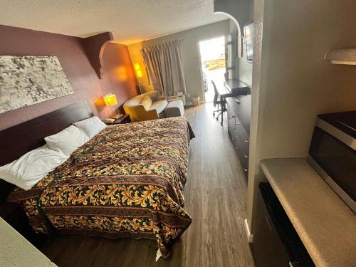 una habitación de hotel con una cama y un escritorio en Southern Inn, en Manchester