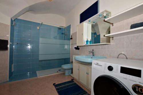 ein Badezimmer mit einem Waschbecken und einer Waschmaschine in der Unterkunft App. Valentina in Segunzan