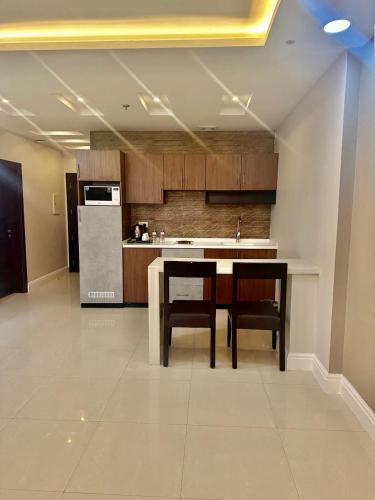 Remaz Suites Hotelにあるキッチンまたは簡易キッチン