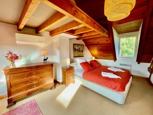 Postel nebo postele na pokoji v ubytování Chambre d'hôtes de charme Jolie futaie en forêt de Tronçais