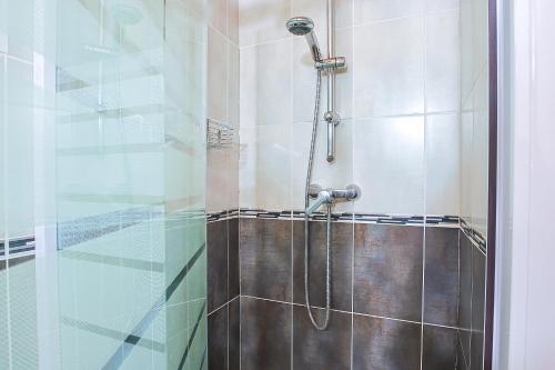 baño con ducha y puerta de cristal en Maison 5pers 10min à pied plage en LʼÉpine