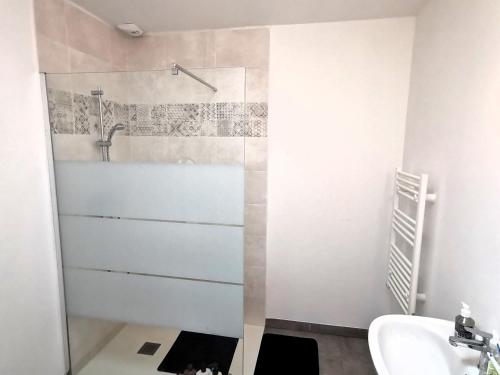 une salle de bain avec douche et lavabo dans l'établissement Alizes ABBA - 500m de la plage, à Saint-Vincent-sur-Jard
