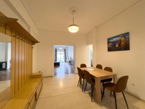アテネにあるGtrip Nea Smyrni Apartment - 3421のダイニングルーム(テーブル、椅子付)