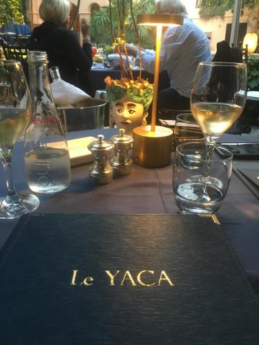 a table with wine glasses and a sign that reads la vaza at Villa provençale Golfe St Tropez climatisée piscine chauffée, Spa, billard, Wifi haut débit pro in Gassin