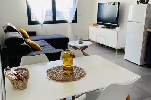 - un salon avec une table blanche et une bouteille dans l'établissement Cocon 4 pers vue mer, à Menton