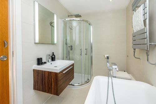 a bathroom with a sink and a shower at Fantastic Multilevel 3BR, Vibrant Angel, 5min Tube in London