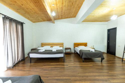 Mestia Hotel Amiraniにあるベッド