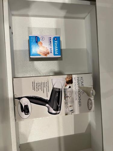 una scatola di asciugacapelli e una rivista di Souterrain 2 Zimmer Wohnung Freiburg Seepark a Friburgo in Brisgovia