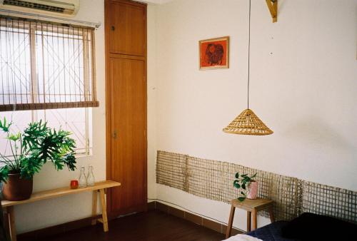 una stanza con una pianta in vaso e una luce sospesa di Về Nhà a Nha Trang
