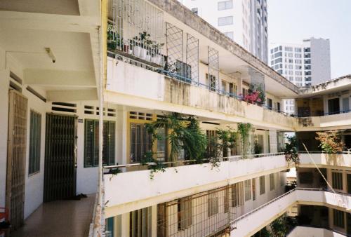 un condominio con piante sui balconi di Về Nhà a Nha Trang