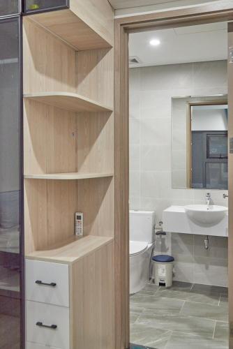 Ένα μπάνιο στο Lahomestay 2PN Tiện Nghi tại S10