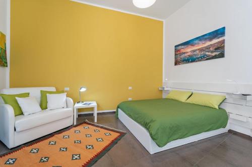 um quarto com uma cama e um sofá em HomeToLove Marina em Cagliari