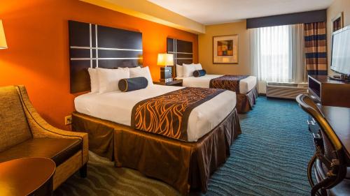 una camera d'albergo con due letti e un divano di Best Western Plus - Columbia North East a Columbia