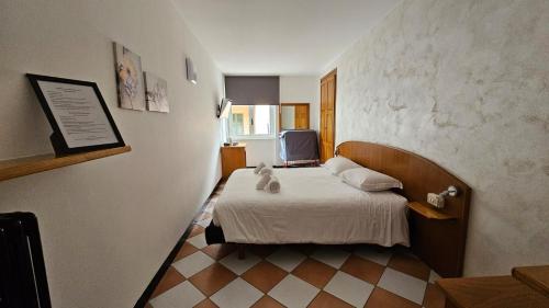 a hotel room with a bed and a television at Hotel Montecodeno in Varenna