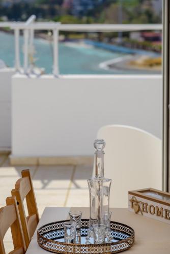 um vaso de vidro em cima de uma mesa em Summer Retreat Sea View 4th floor em Agios Nikolaos