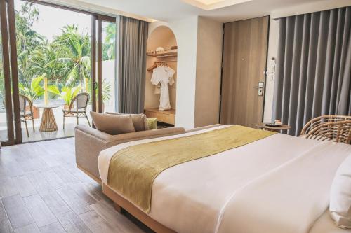 um quarto com uma cama grande e uma varanda em Mandarin Nest Boracay em Boracay