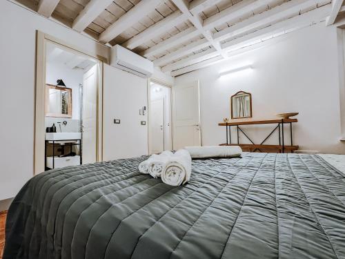 Postel nebo postele na pokoji v ubytování [Centro] ModenaCharme: la Porta sul Centro